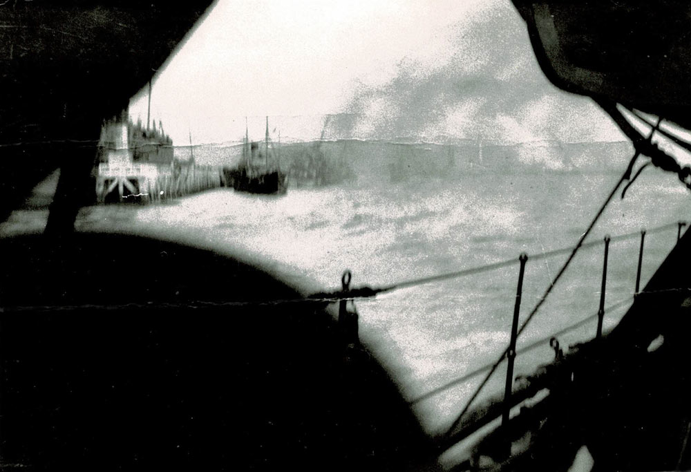 HMS Verity leavig the Mole at Dunkirk on 27 May 1940