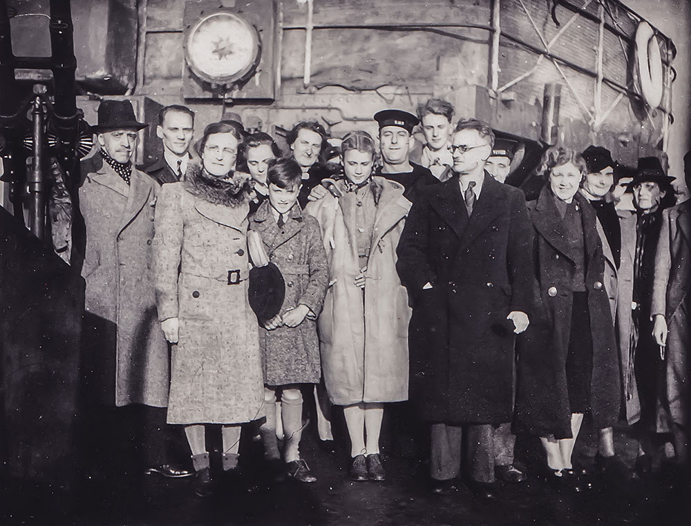 Unidentified Dutch refugees from Hook of Holland aboard HMS Vivien