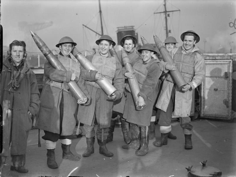 The gun crew on HMS Vivien