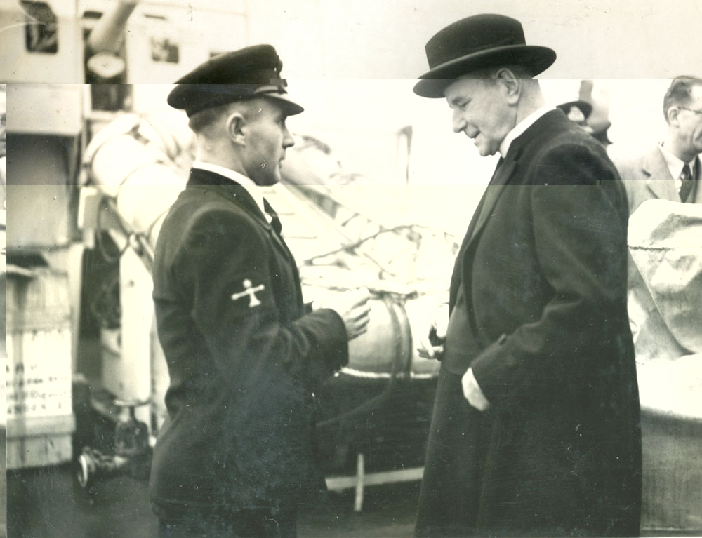 Dean Blackburn receiving the Bosun's Call