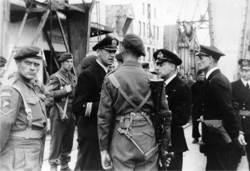 RN Officers aand soldiers on quayside near U-901