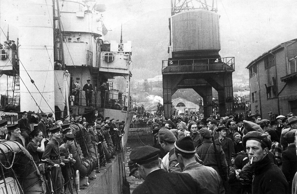 HMS Woolston berthing in Bergen harbour